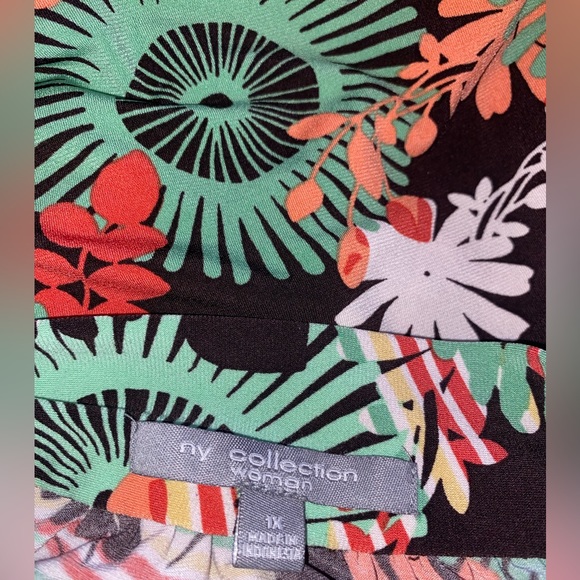 Eccentric Flower Halter Top - NY Collection (1X) - Picture 4 of 5